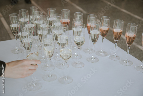 Stos kieliszków z powitalnym szampanem na toast