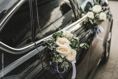 Auto ozdobione do ślubu kwiatami