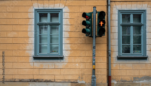 Verkehrsampel an einer Hausfassade, Thüringen, Deutschland