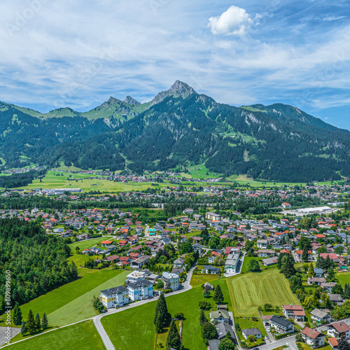 Ausblick auf die Naturparkregion Reutte im Tiroler Lechtal im Sommer