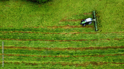 Ein Landwirt wendet mit Traktor das abgemähte Gras (Luftaufnahme)