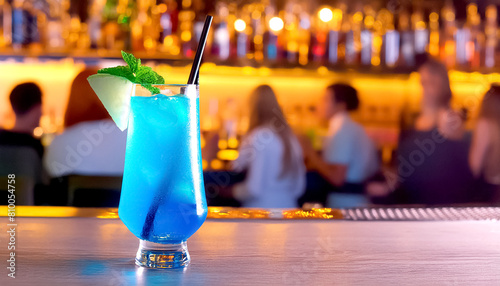Cocktail Blue Lagoon, im Hintergrund eine Bar 