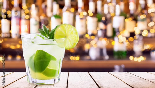Cocktail Caipirinha, im Hintergrund eine Bar 