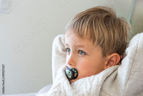 enfant avec une tétine, regardant la télévision