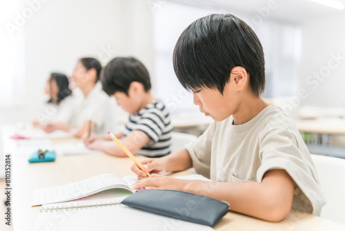 塾・学校・学童で学習する小学生・中学生の男女生徒 