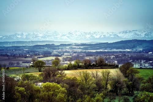 paysage du Tarn avec vue panoramique sur les Pyrénées enneigés