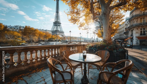 Tavolo all'aperto in un bar con vista sulla Torre Eiffel