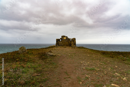 Ruine d'un ancien corps de garde face à la mer d'Iroise, témoignage silencieux d'un passé maritime sur la presqu'île de Crozon.