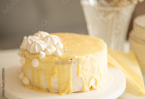 tort żółty
