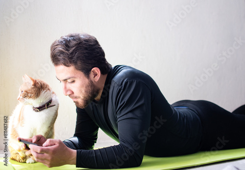 Hombre apuesto junto a su amigable gato 