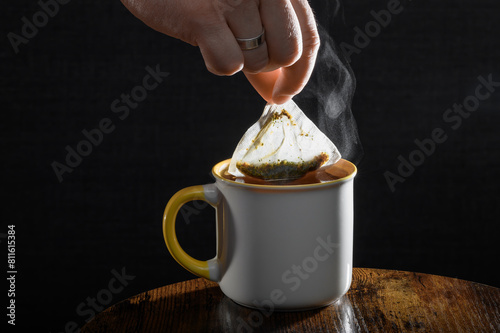 Wyciągać torebkę herbaty z gorącego, parującego kubka