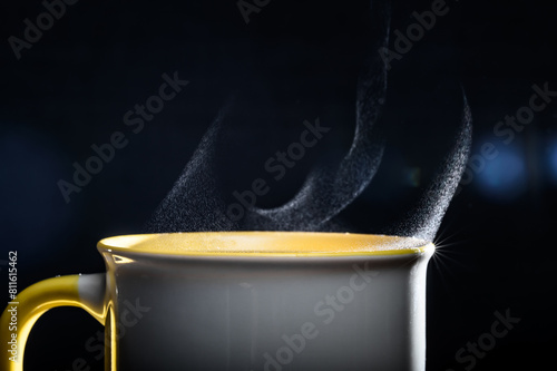 Kubek gorącej herbaty paruje z bliska 
