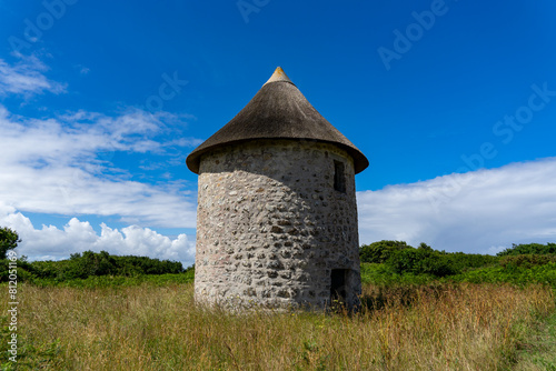 Le moulin à vent de Kergonan, héritage d'un passé lointain sur la presqu'île de Crozon. Symbole du travail et de la tradition, il évoque le souffle de l'histoire dans ce paysage préservé de Bretagne.