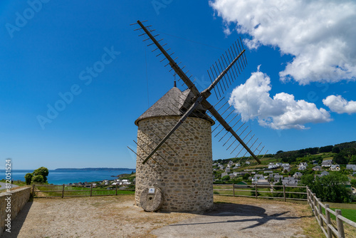 Perché sur la presqu'île de Crozon, le moulin à vent de Luzéoc domine fièrement la mer d'Iroise. Symbole d'un passé maritime florissant, il offre un panorama envoûtant.
