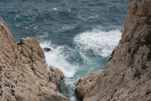 Rochers et mer dans les calanques de la côte bleue