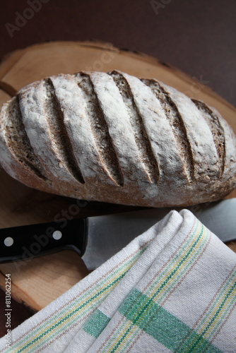 Brotlaib als Stilleben, mit Brotmesser und Küchentuch (Unser täglich Brot gib uns heute)