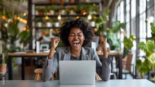 Mulher negra feliz com sorte, comemorando a vitória