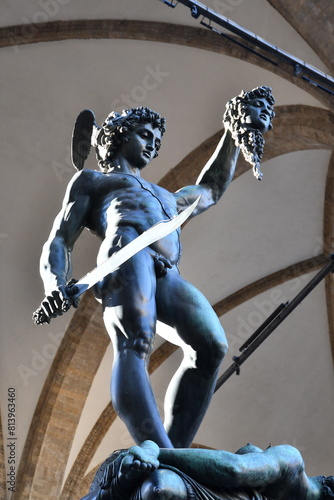 Perseo con la testa di Medusa è una scultura bronzea di Benvenuto Cellini,capolavoro della scultura manierista italiana, ed è una delle statue più famose di Piazza della Signoria a Firenze.