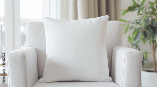 Modelo de maquete de travesseiro de lona quadrada branca. Almofada decorativa macia em branco numa poltrona na sala de estar escandinava minimalista em casa