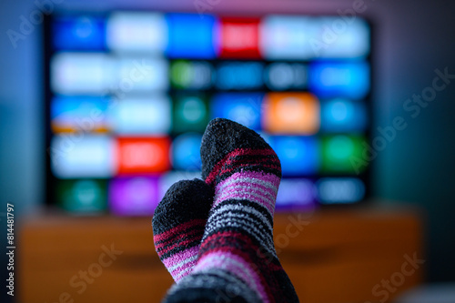 Oglądać w domu telewizję, skarpetki i smart tv