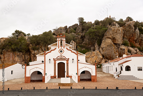 Paisaje con el Santuario de la virgen de la Peña en la Puebla de Guzmán, Huelva.