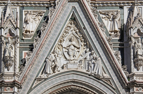 Maria in gloria; bassorilievo sopra il portale maggiore del Duomo di Santa Maria del Fiore a Firenze