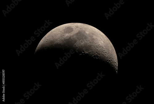 Księżyc i kratery - Księżyc widziany przez teleskop astronomiczny (refraktor APO 132mm)