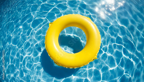 gelber Schwimmring im hell blauen wasser 