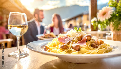 Pasta mit Maronen und Parmaschinken, im Hintergrund glückliche Gäste 