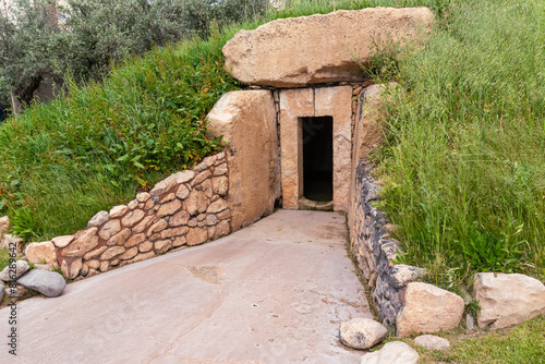 Reconstrucción de un dolmen del neolítico, monumento funerario prehistórico, en el Parque de las Ciencias de Granada
