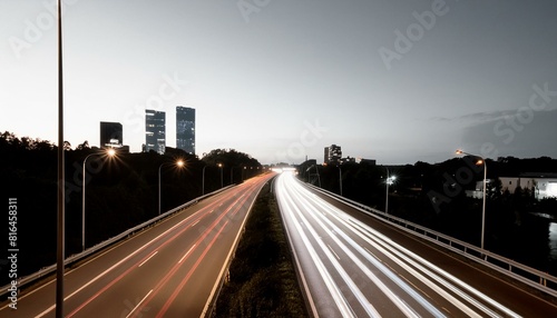 sunset over the river, traffic in the city, traffic on highway at night, traffic at night, perspective sur une autoroute qui entre dans une ville moderne aux heures de pointe avec un trafic routier im