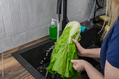 Myć pod kranem kapustę pekińska, myć warzywa przed jedzeniem