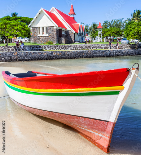 Barque de pêche sur plage de Cap Malheureux et église mythique, île Maurice 
