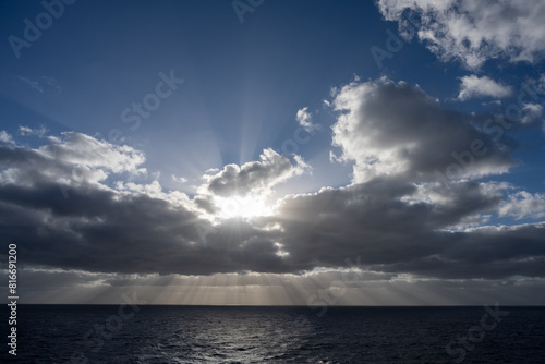 Ein spektakulärere Sonnenaufgang über dem Atlantik, die Sonnenstrahlen durchbrechen die Wolken