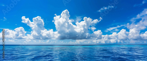 青い空と白い雲を背景にした青い海面