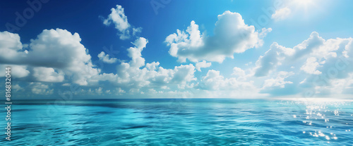 青い空と白い雲を背景にした青い海面