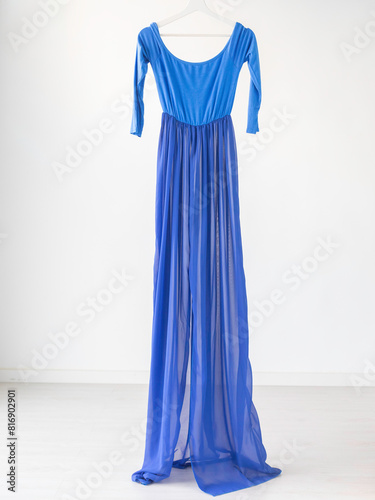 Vestido femenino azul de manga larga