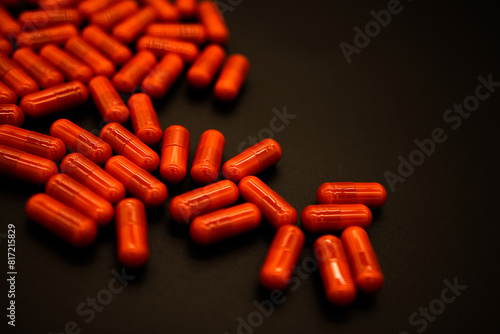 Czerwone tabletki na czarnym tle