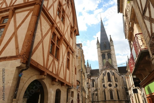 Rue de la Chouette dans la ville de Dijon, en Côte d’Or / Bourgogne, vue sur le chevet et la tour lanterne de l’église Notre Dame et une maison à pans de bois (France)