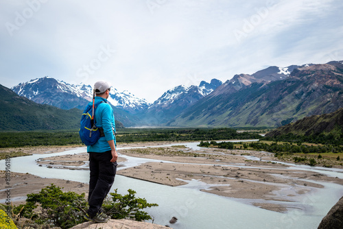 Hombre senderistas disfrutando de sus recorriedos por El Chalten, en la Patagonia Argentina