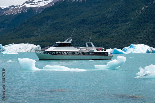 Barco de pasajeros navegando por el Lago Argentino durante una excursión turística, en el Glaciar Perito Moreno 