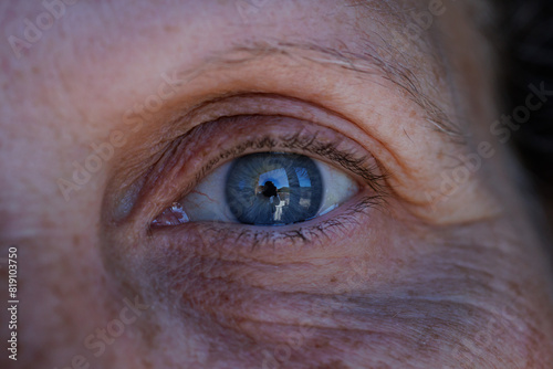 Ojo humano de persona mayor no reconocible de color gris azulado