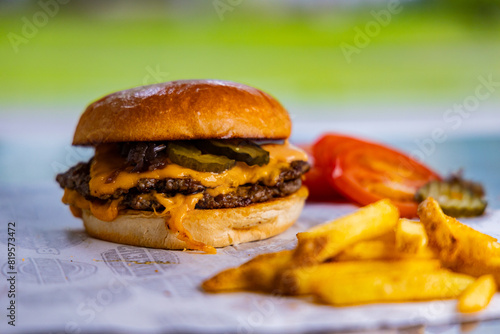 Smashed Burger mit Pommes Frites