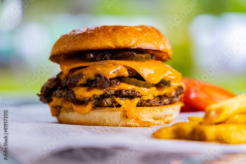 Smashed Burger mit Pommes Frites