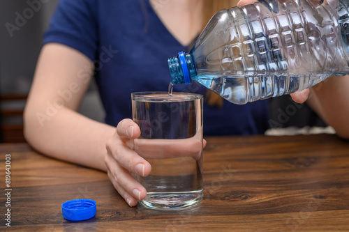 Butelkowana woda źródlana w szklance, plastikowa butelka i nawadnianie organizmu 