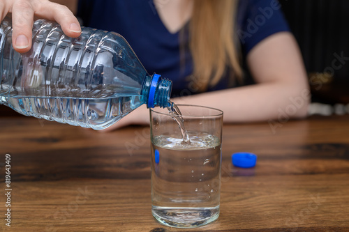 Nalewać wodę mineralną z plastikowej butelki do szklanki