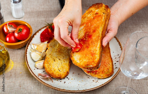 Authentic Spanish Pan con Tomate - cook rubs bread with tomatoes