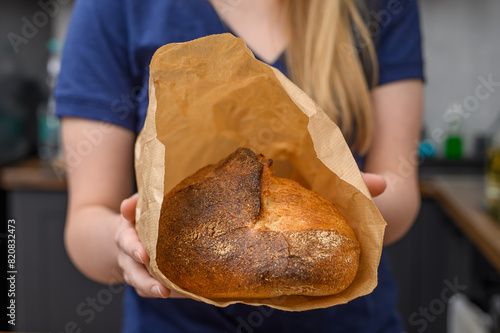 Gorący chleb z chrupiącą skórką z piekarni w papierowej torebce