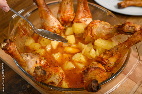 Soczyste kawałki kurczaka pieczone w naczyniu żaroodpornym w sosie własnym z masełkiem i duszonymi ziemniakami 