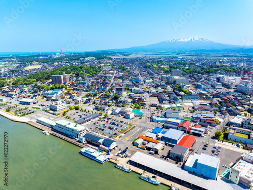 鳥海山を背景に酒田港と定期船とびしま（山形県酒田市）